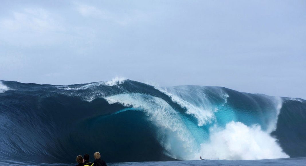 Russell Ord Diving under wave-Photo Gordon Becker